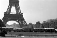 CRS au pied de la tour Eiffel en mai 68